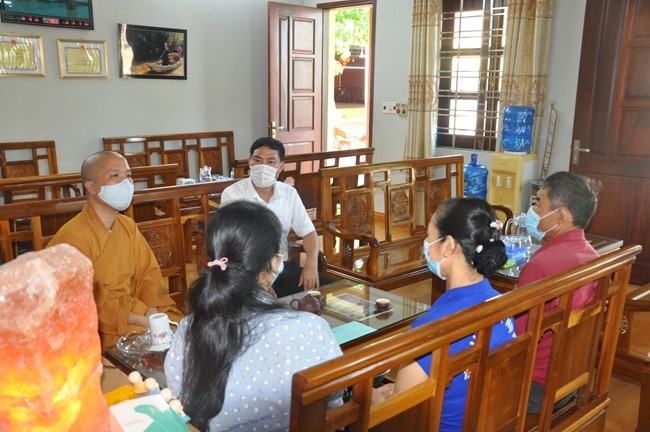 Leaders of agencies congratulate on Buddha's birthday to Tieu Dao pagoda
